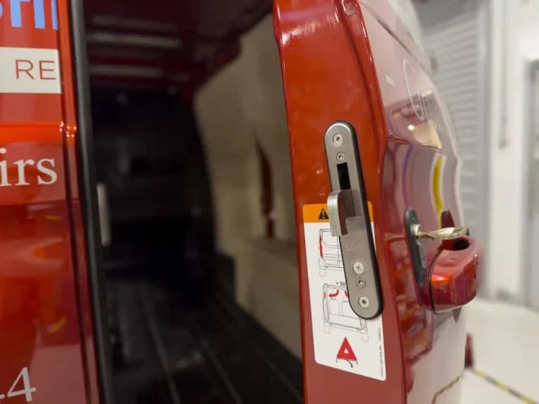 Protezioni Daken Locks con Chiusure di sicurezza per porte furgoni ad alte prestazioni