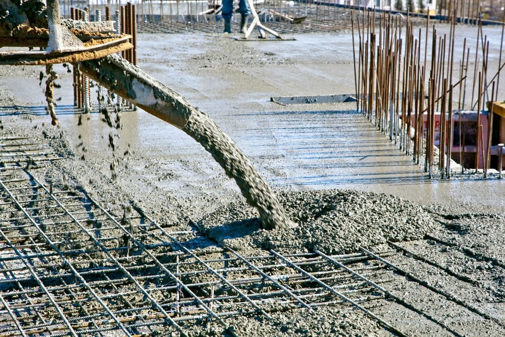 How Commercial Concrete Contractors Handle Scale Foundations Efficiently