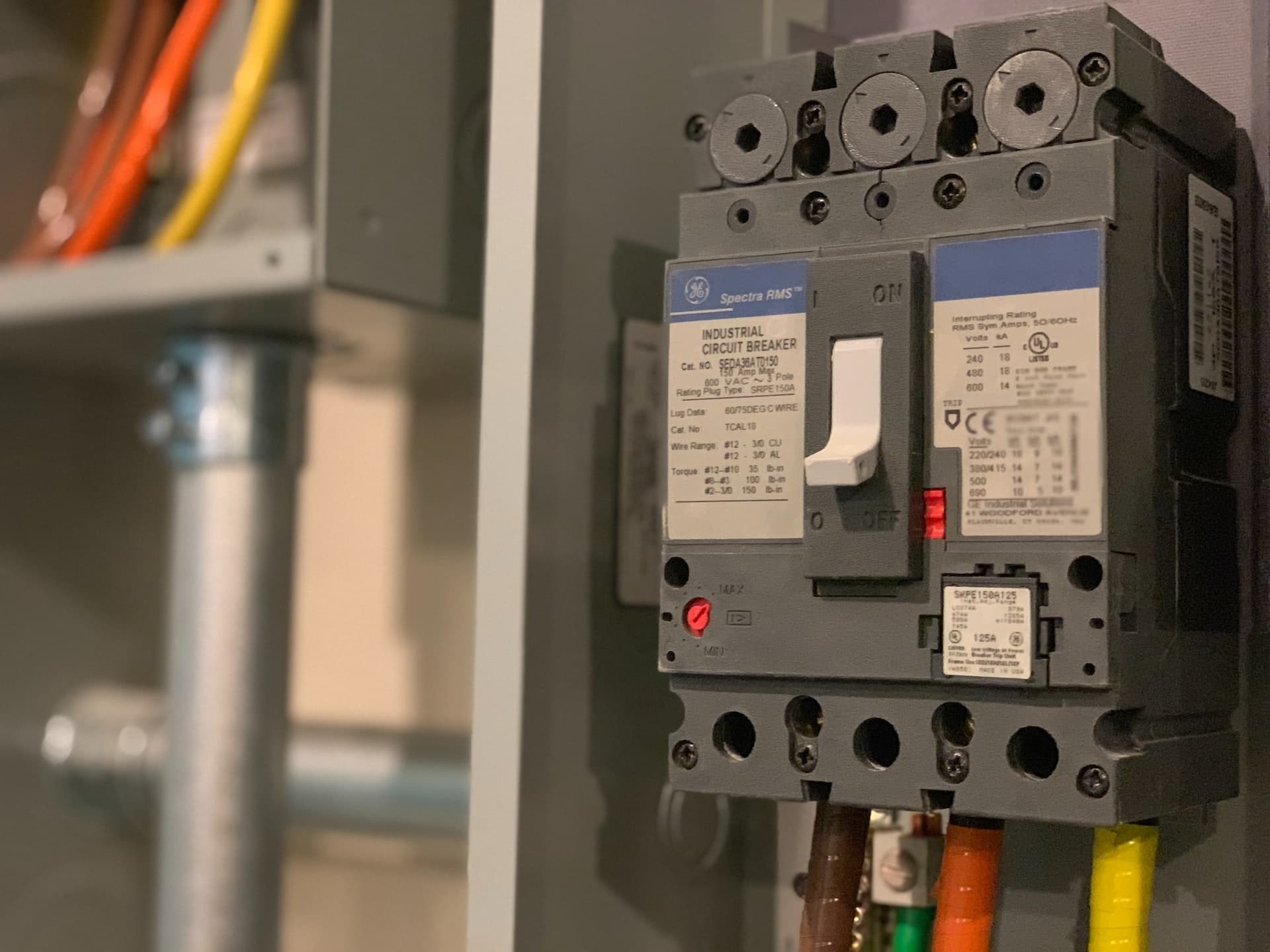 Lighting Service Maintenance: How to Improve Safety and Efficiency