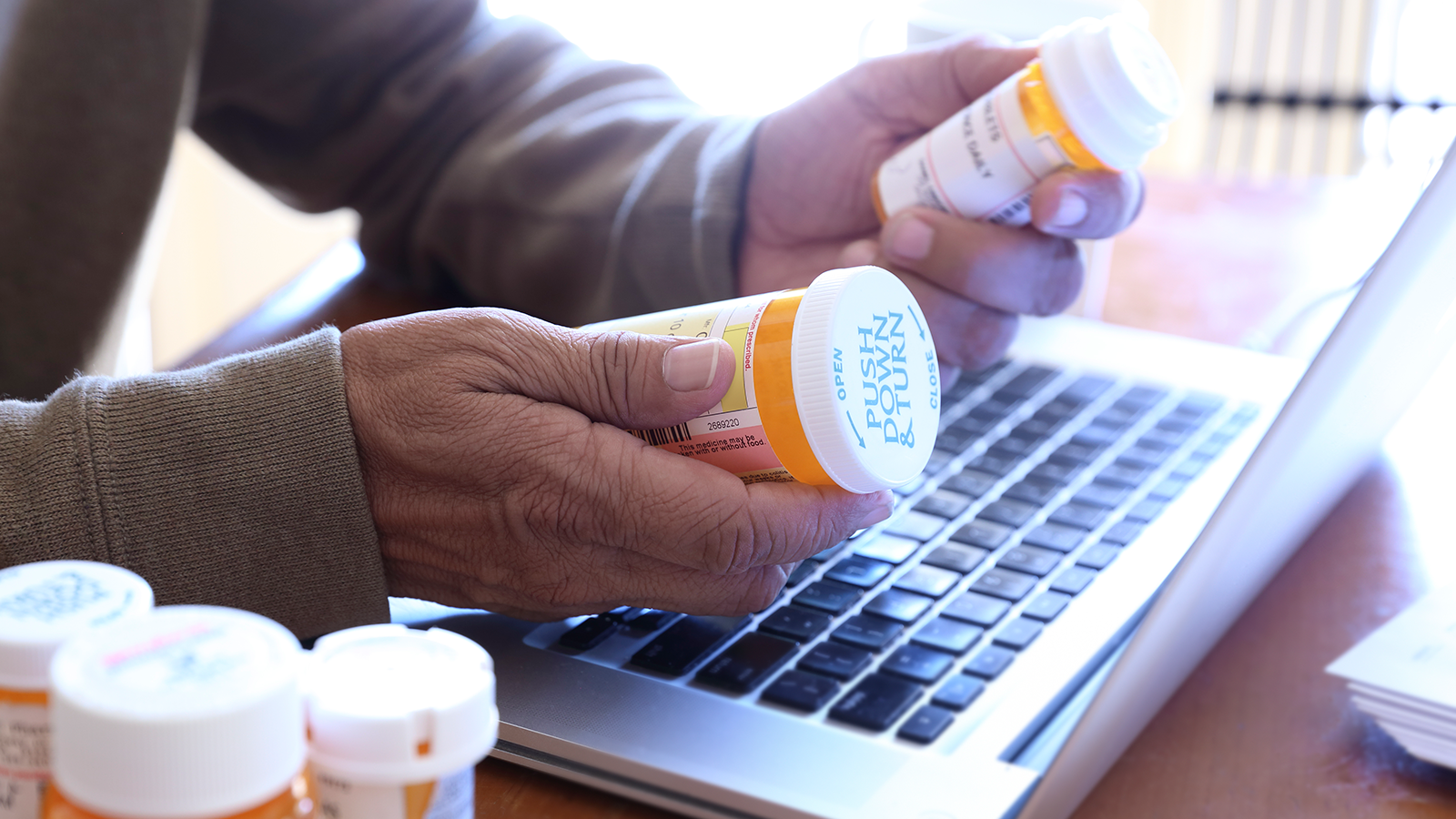 Erfahrungen mit Online-Apotheken: Bewertungen und Analysen auf https://www.apotheken-erfahrung.com