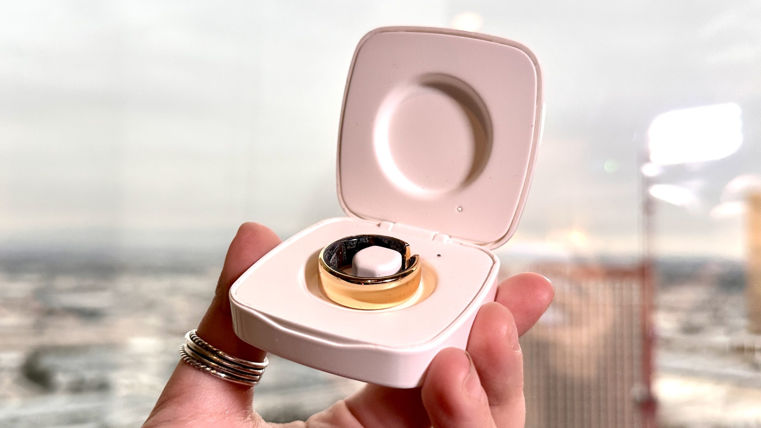 Evie Ring Features: Fast Charging and Privacy by Movano